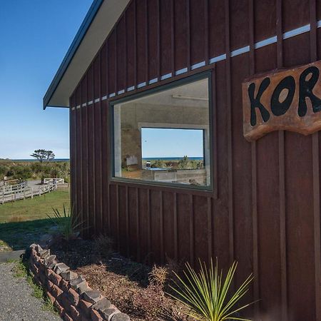 Koru Beachfront Holiday Cabins & Hot Tub 巴里敦 外观 照片