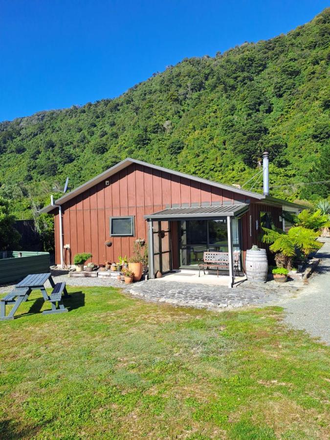 Koru Beachfront Holiday Cabins & Hot Tub 巴里敦 外观 照片