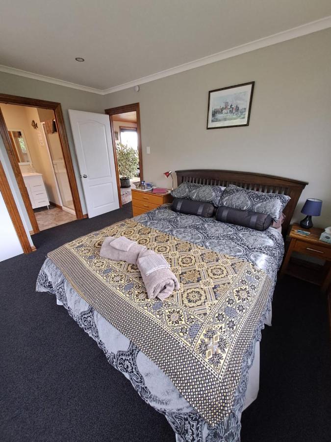 Koru Beachfront Holiday Cabins & Hot Tub 巴里敦 外观 照片