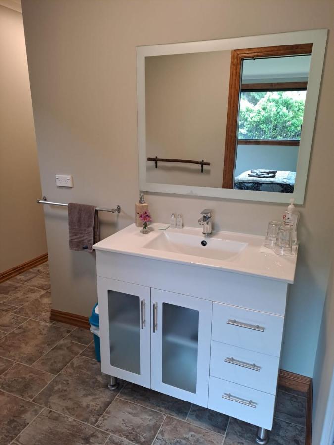 Koru Beachfront Holiday Cabins & Hot Tub 巴里敦 外观 照片