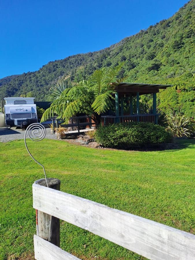 Koru Beachfront Holiday Cabins & Hot Tub 巴里敦 外观 照片