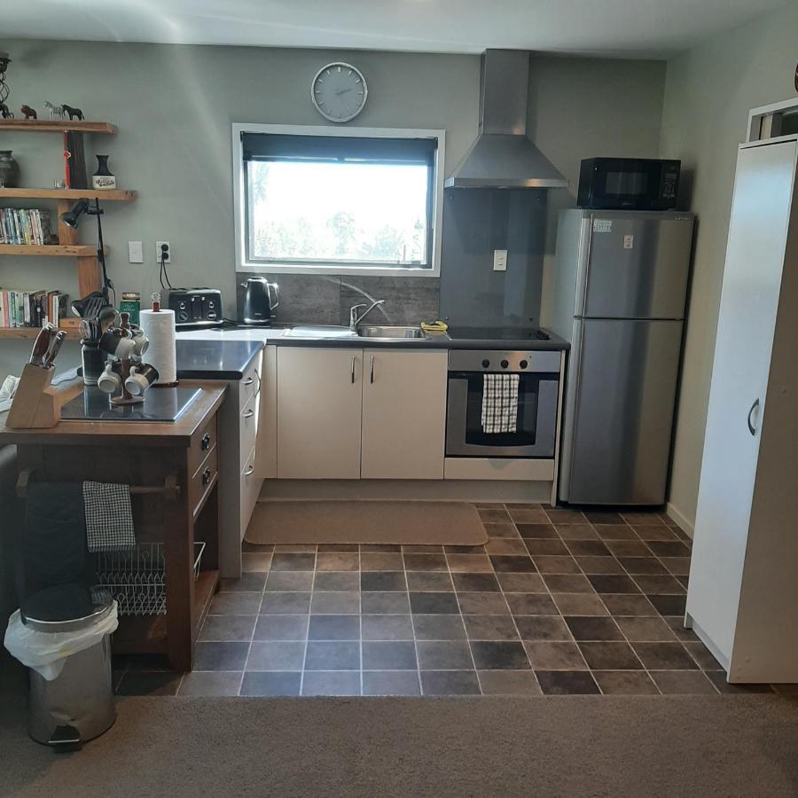 Koru Beachfront Holiday Cabins & Hot Tub 巴里敦 外观 照片