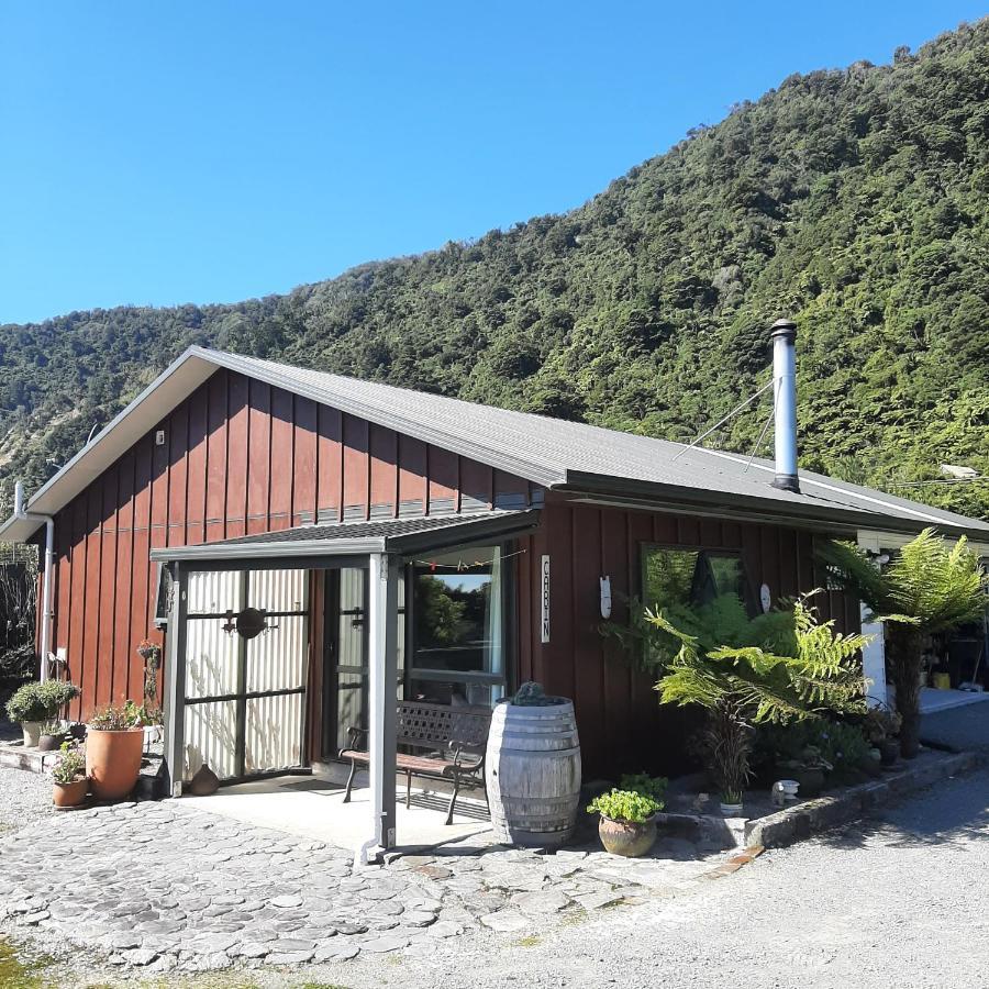 Koru Beachfront Holiday Cabins & Hot Tub 巴里敦 外观 照片