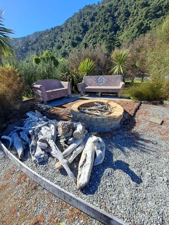 Koru Beachfront Holiday Cabins & Hot Tub 巴里敦 外观 照片