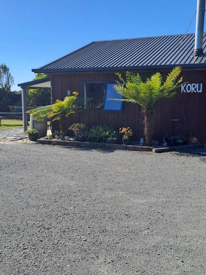 Koru Beachfront Holiday Cabins & Hot Tub 巴里敦 外观 照片