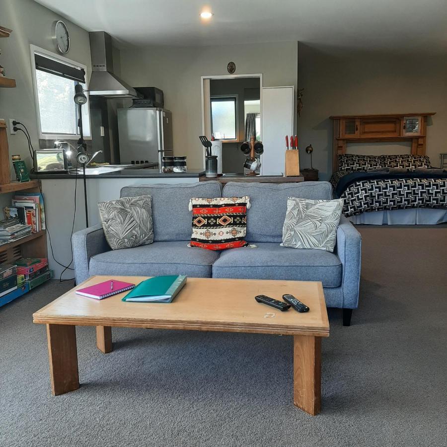 Koru Beachfront Holiday Cabins & Hot Tub 巴里敦 外观 照片