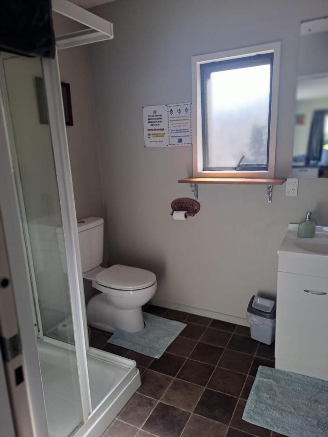 Koru Beachfront Holiday Cabins & Hot Tub 巴里敦 外观 照片