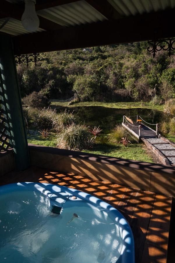 Koru Beachfront Holiday Cabins & Hot Tub 巴里敦 外观 照片