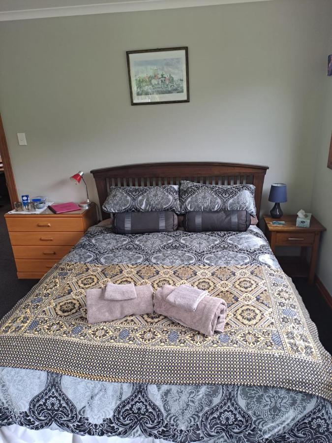 Koru Beachfront Holiday Cabins & Hot Tub 巴里敦 外观 照片