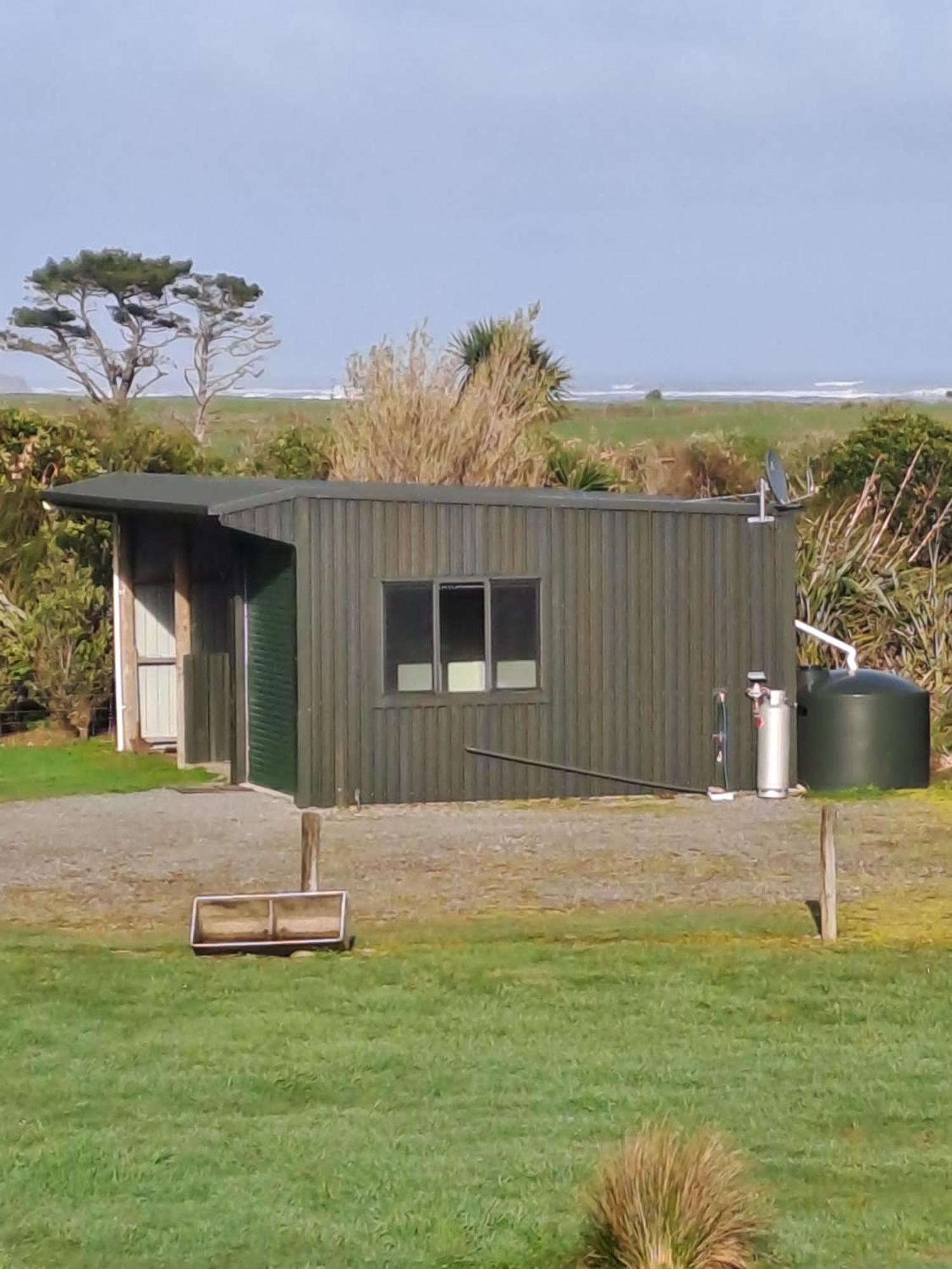 Koru Beachfront Holiday Cabins & Hot Tub 巴里敦 外观 照片