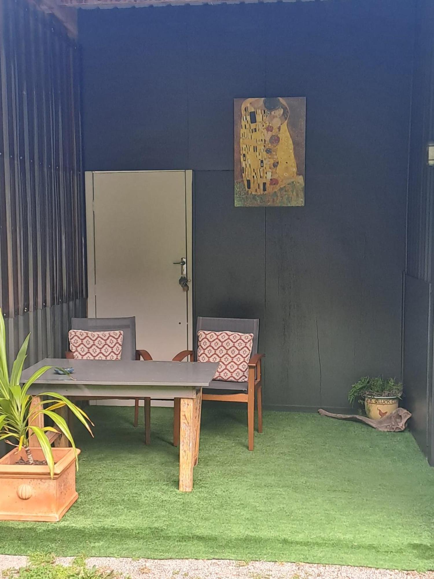 Koru Beachfront Holiday Cabins & Hot Tub 巴里敦 外观 照片