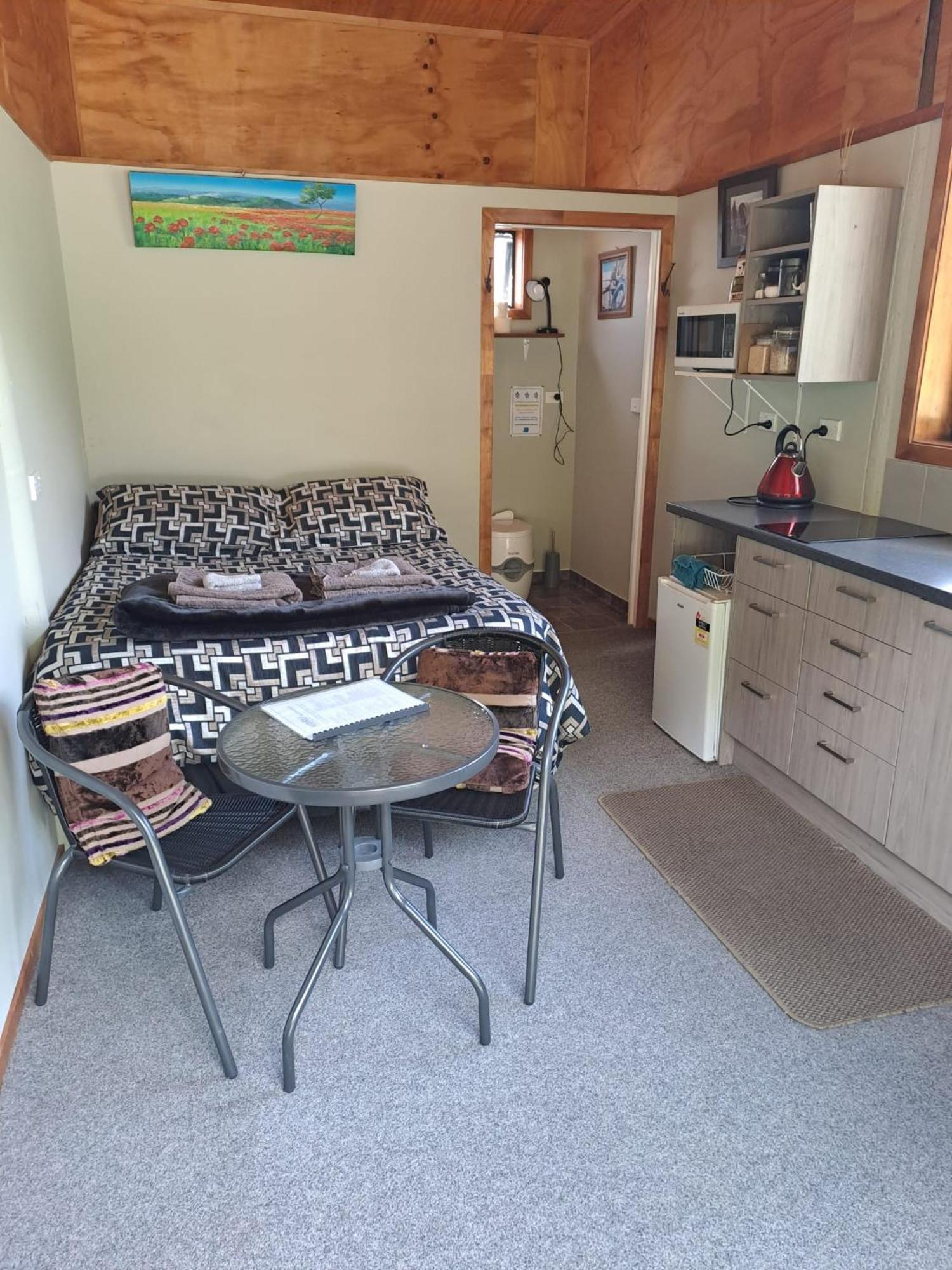 Koru Beachfront Holiday Cabins & Hot Tub 巴里敦 外观 照片