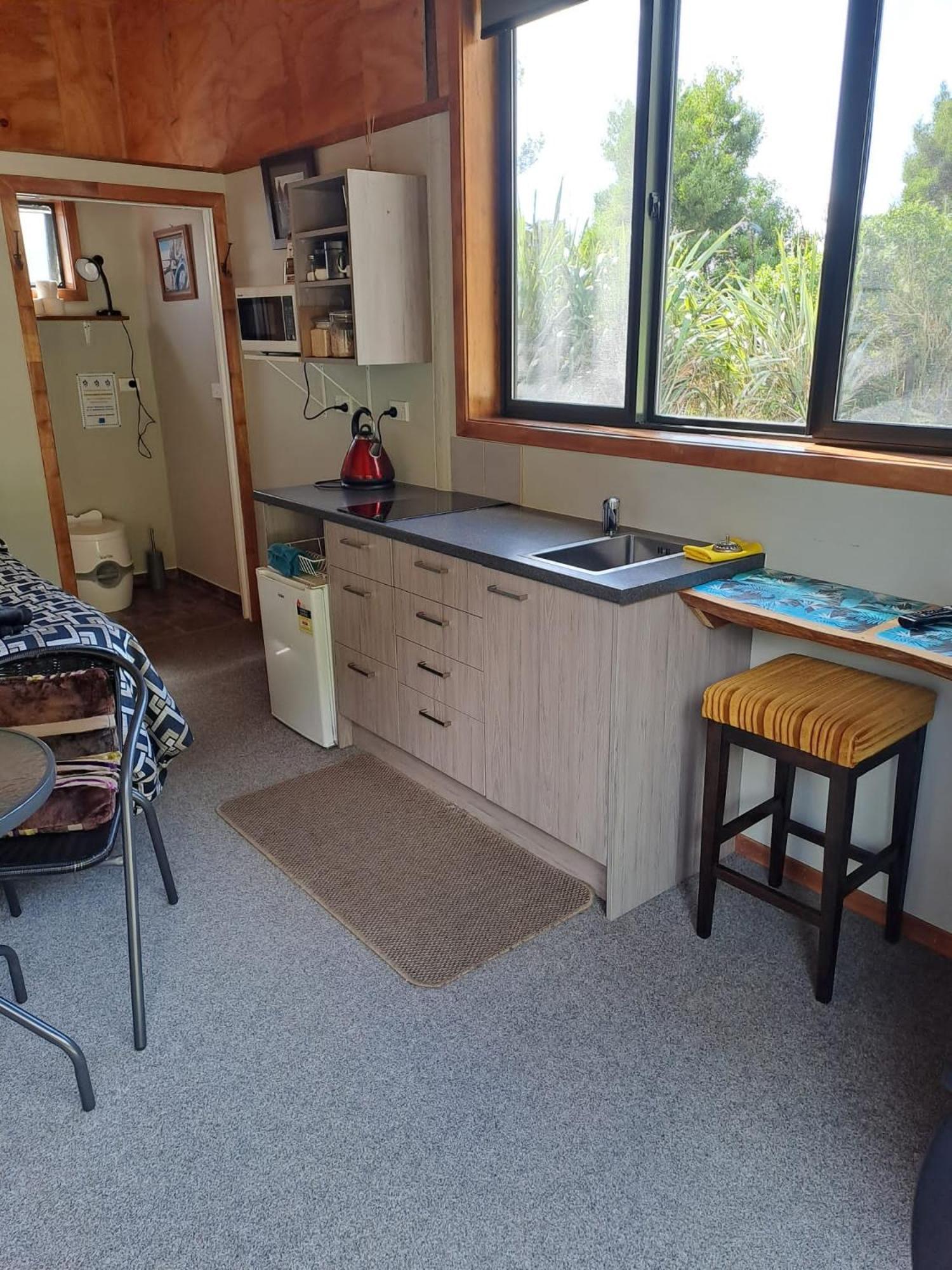Koru Beachfront Holiday Cabins & Hot Tub 巴里敦 外观 照片