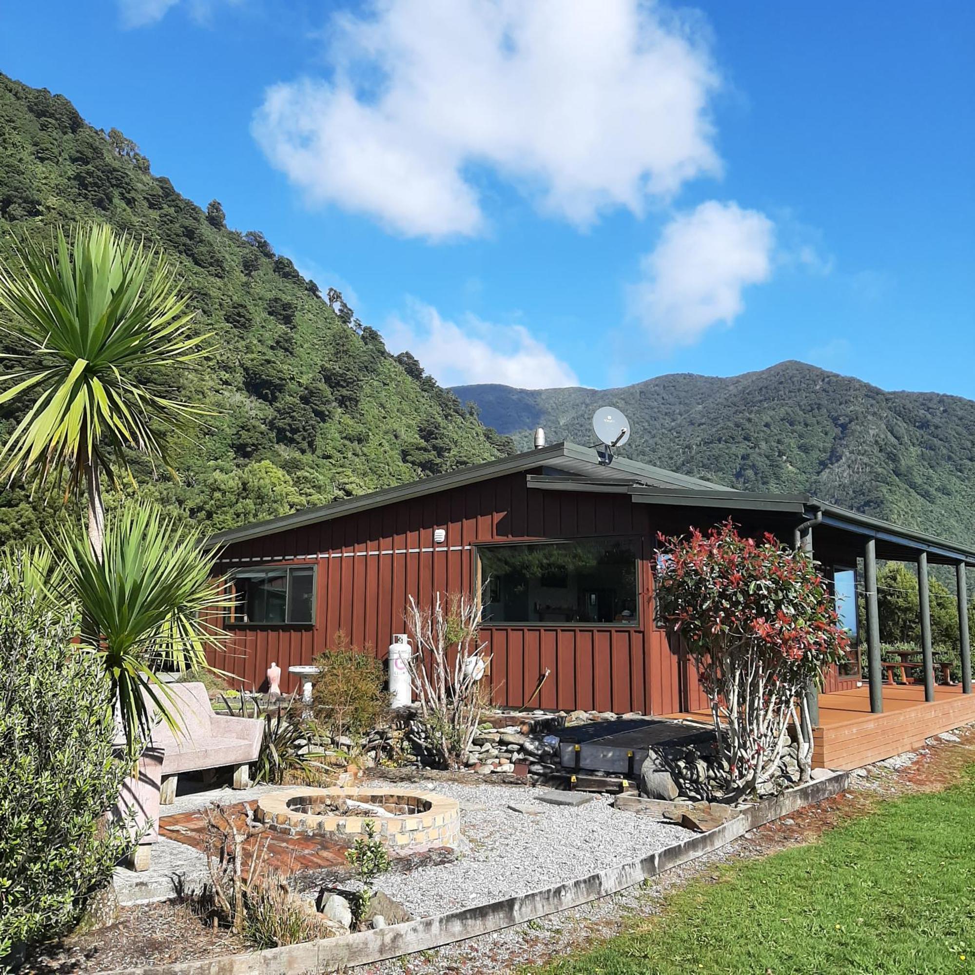 Koru Beachfront Holiday Cabins & Hot Tub 巴里敦 外观 照片