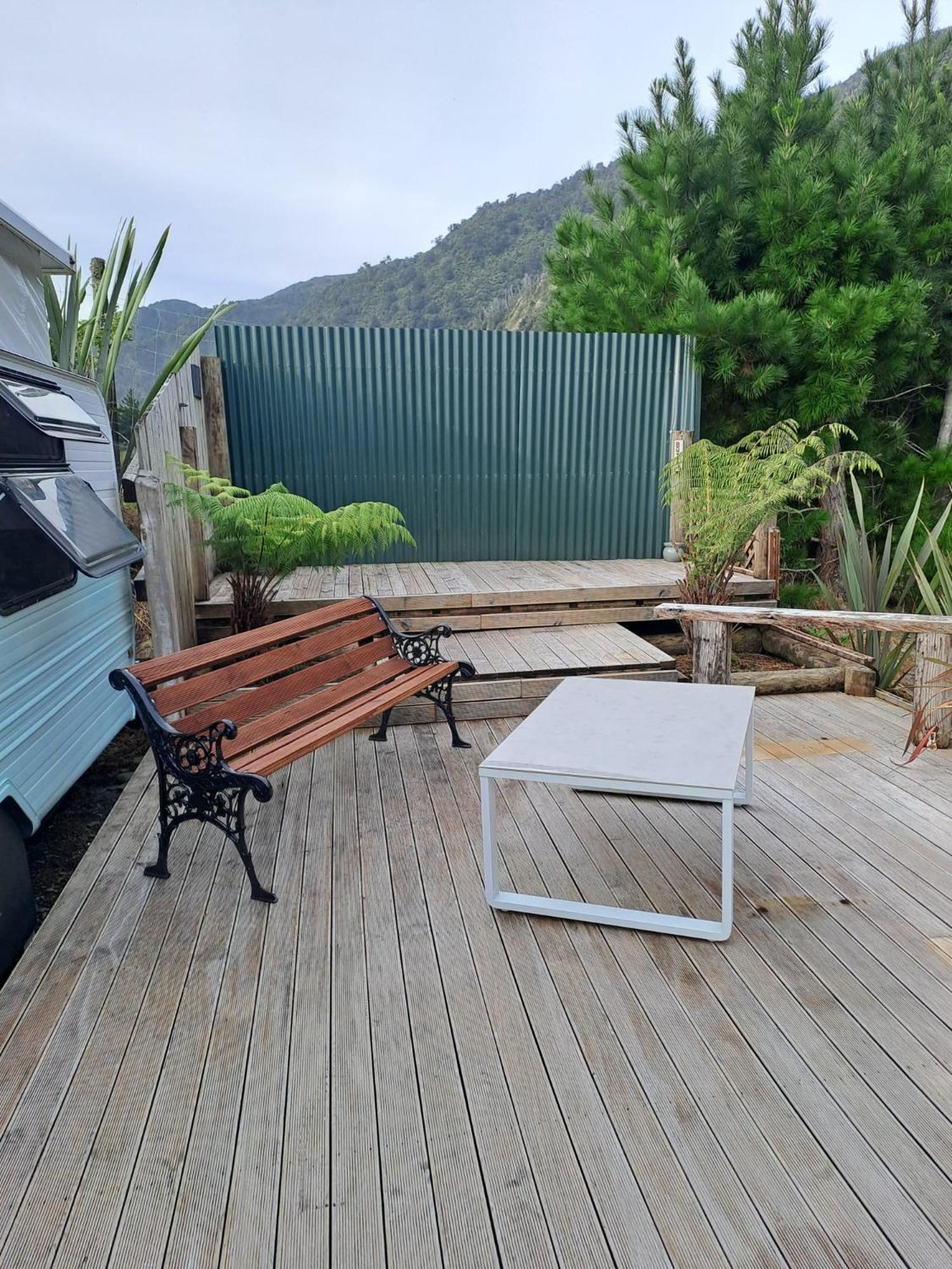 Koru Beachfront Holiday Cabins & Hot Tub 巴里敦 外观 照片