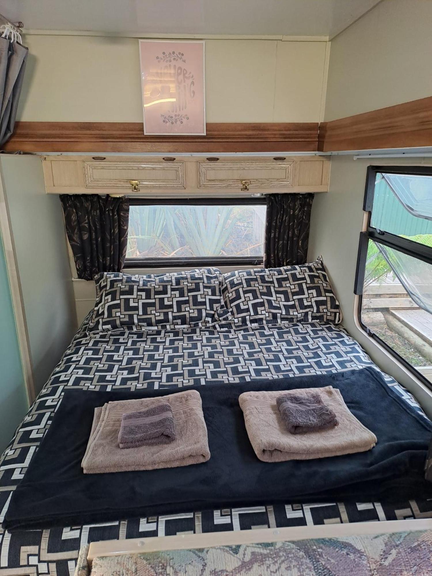 Koru Beachfront Holiday Cabins & Hot Tub 巴里敦 外观 照片