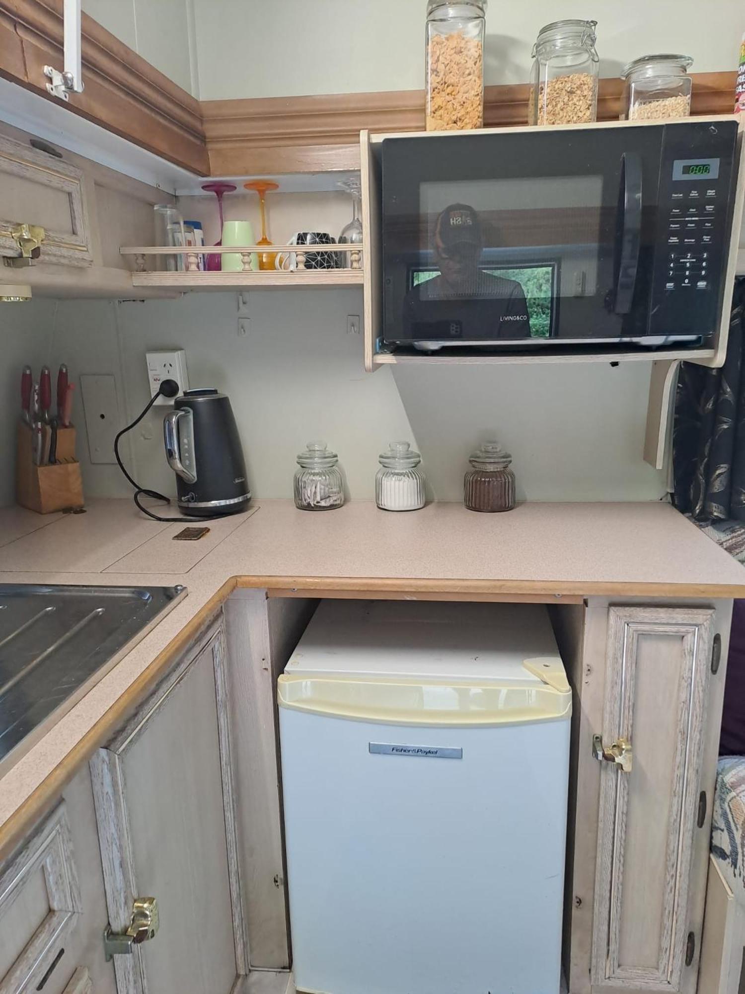 Koru Beachfront Holiday Cabins & Hot Tub 巴里敦 外观 照片