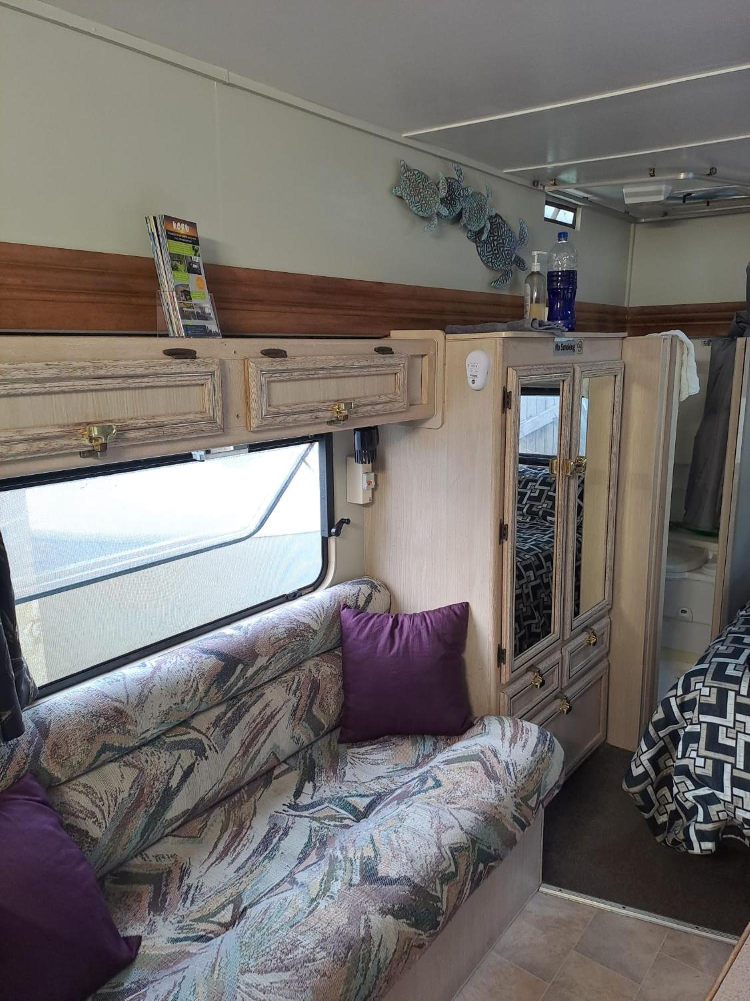 Koru Beachfront Holiday Cabins & Hot Tub 巴里敦 外观 照片