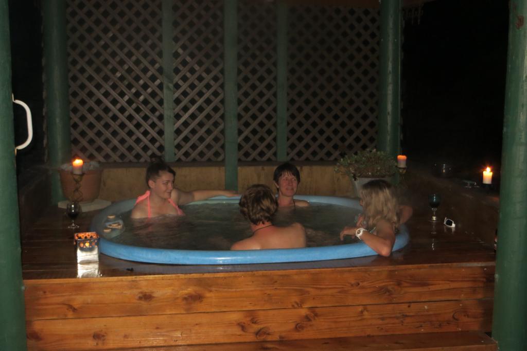 Koru Beachfront Holiday Cabins & Hot Tub 巴里敦 外观 照片