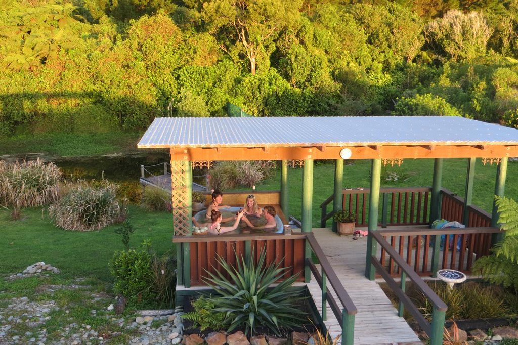 Koru Beachfront Holiday Cabins & Hot Tub 巴里敦 外观 照片