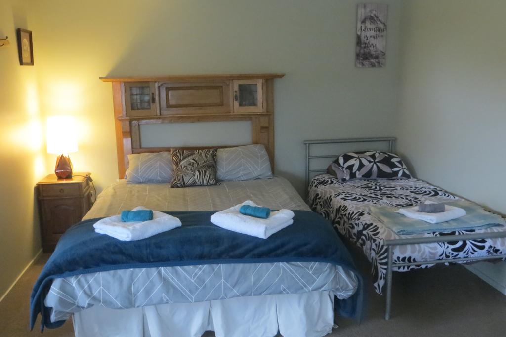 Koru Beachfront Holiday Cabins & Hot Tub 巴里敦 外观 照片