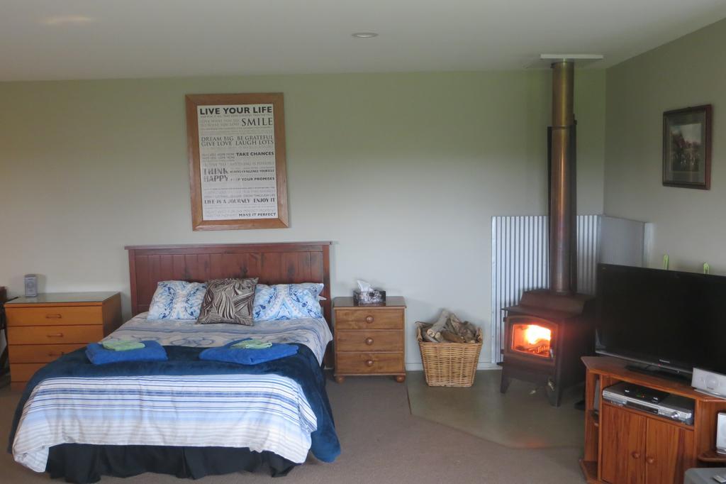 Koru Beachfront Holiday Cabins & Hot Tub 巴里敦 外观 照片