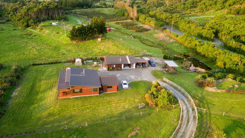 Koru Beachfront Holiday Cabins & Hot Tub 巴里敦 外观 照片
