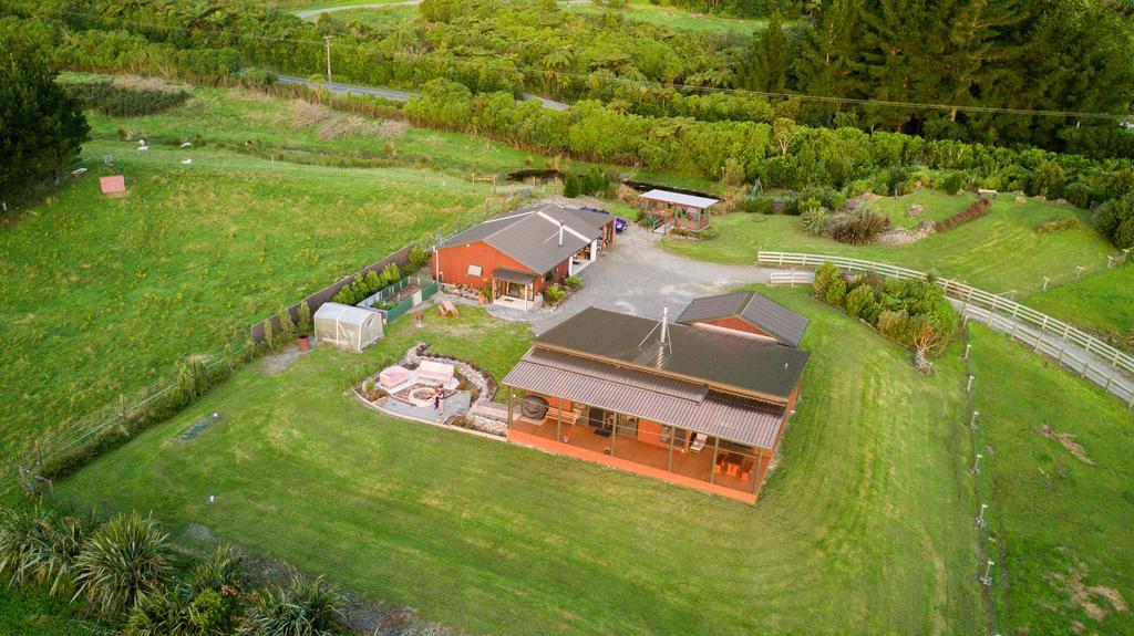 Koru Beachfront Holiday Cabins & Hot Tub 巴里敦 外观 照片