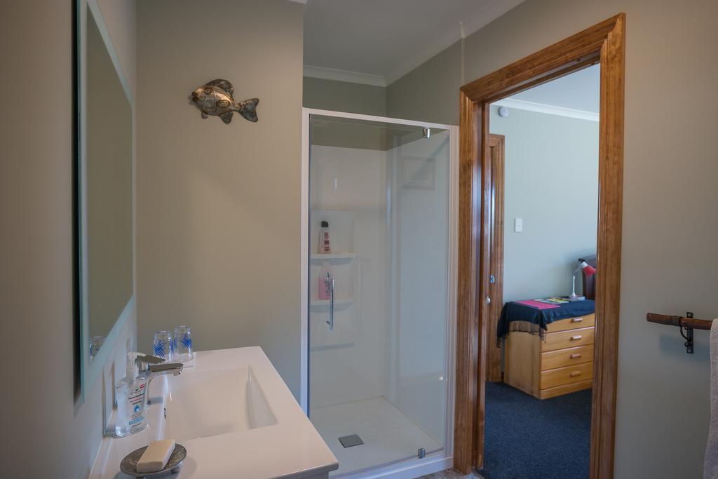 Koru Beachfront Holiday Cabins & Hot Tub 巴里敦 外观 照片