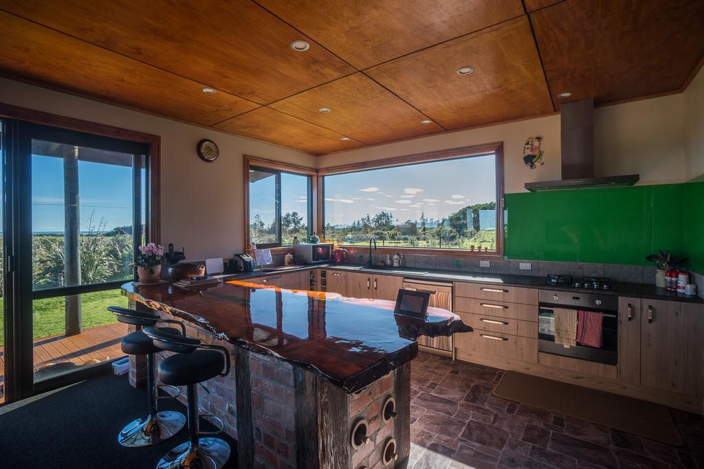 Koru Beachfront Holiday Cabins & Hot Tub 巴里敦 外观 照片