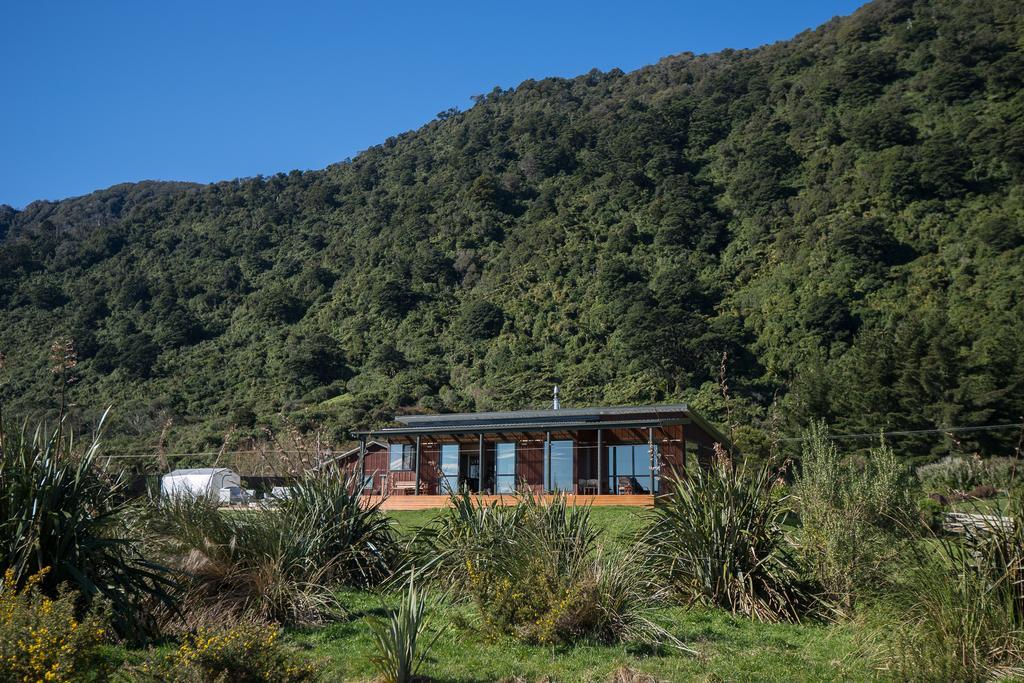 Koru Beachfront Holiday Cabins & Hot Tub 巴里敦 外观 照片