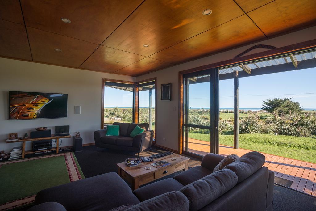 Koru Beachfront Holiday Cabins & Hot Tub 巴里敦 外观 照片