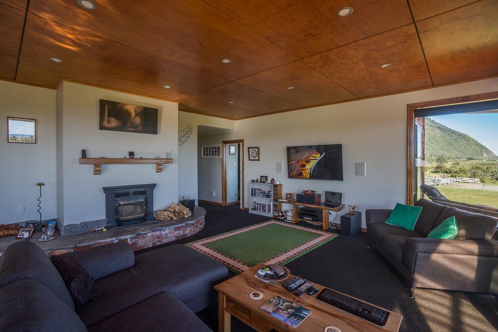 Koru Beachfront Holiday Cabins & Hot Tub 巴里敦 外观 照片
