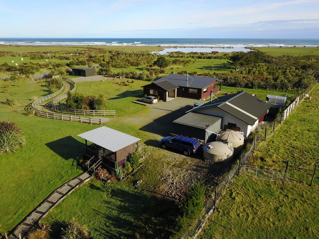 Koru Beachfront Holiday Cabins & Hot Tub 巴里敦 外观 照片