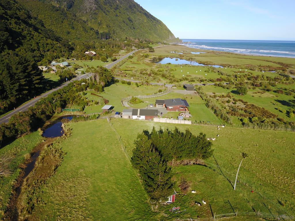 Koru Beachfront Holiday Cabins & Hot Tub 巴里敦 外观 照片