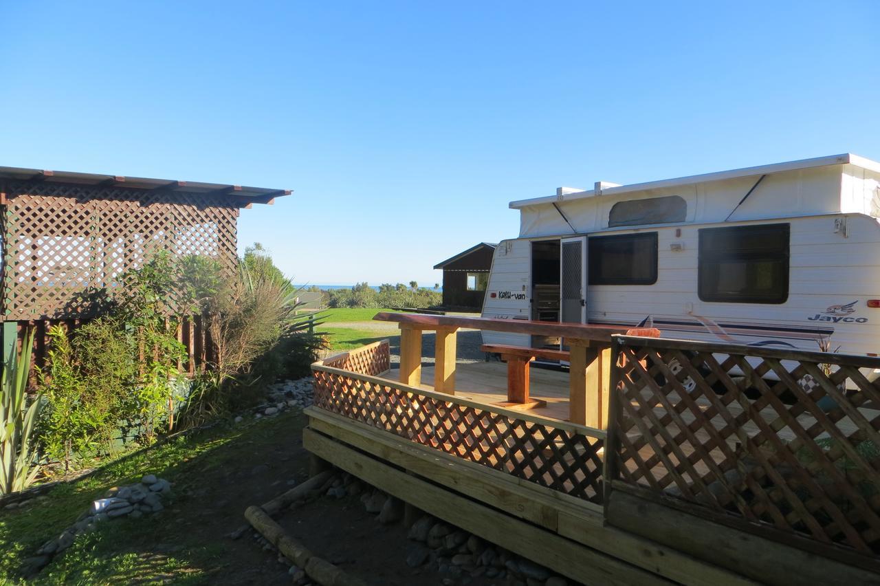 Koru Beachfront Holiday Cabins & Hot Tub 巴里敦 外观 照片