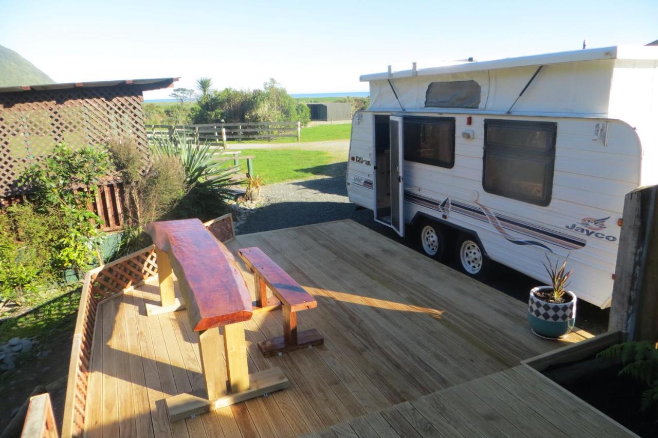 Koru Beachfront Holiday Cabins & Hot Tub 巴里敦 外观 照片