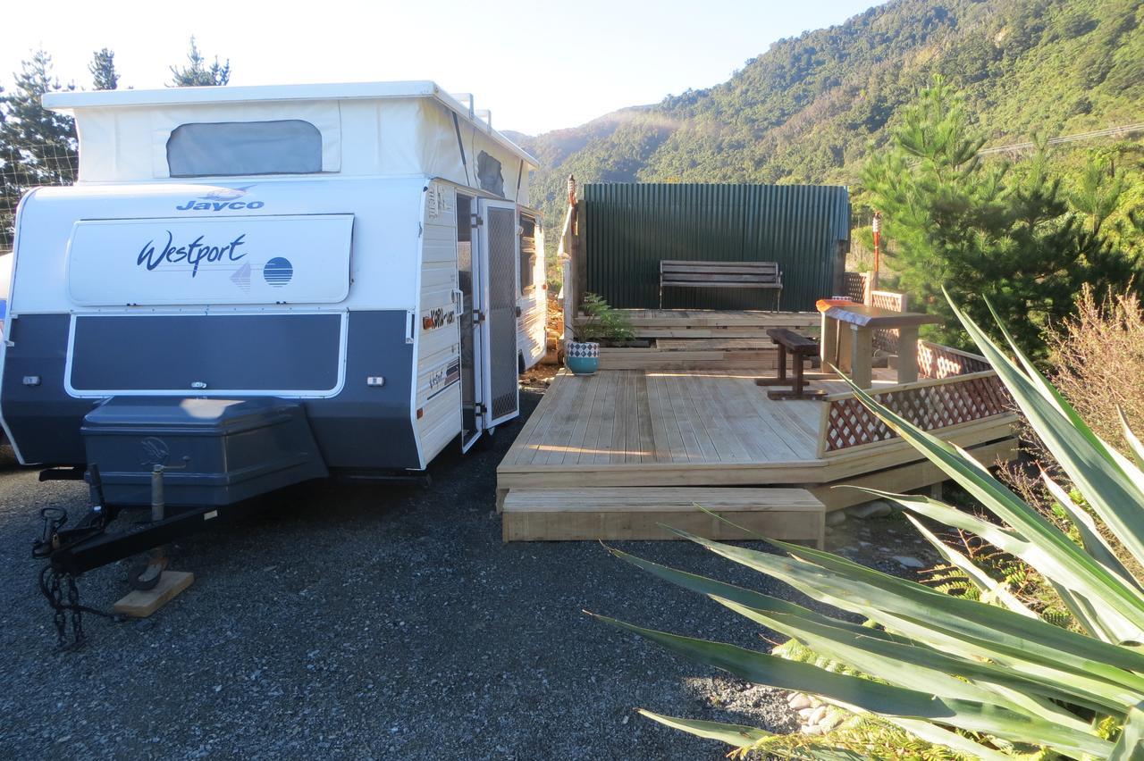 Koru Beachfront Holiday Cabins & Hot Tub 巴里敦 外观 照片