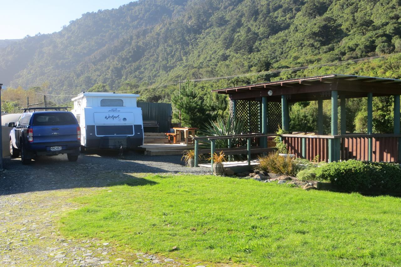 Koru Beachfront Holiday Cabins & Hot Tub 巴里敦 外观 照片