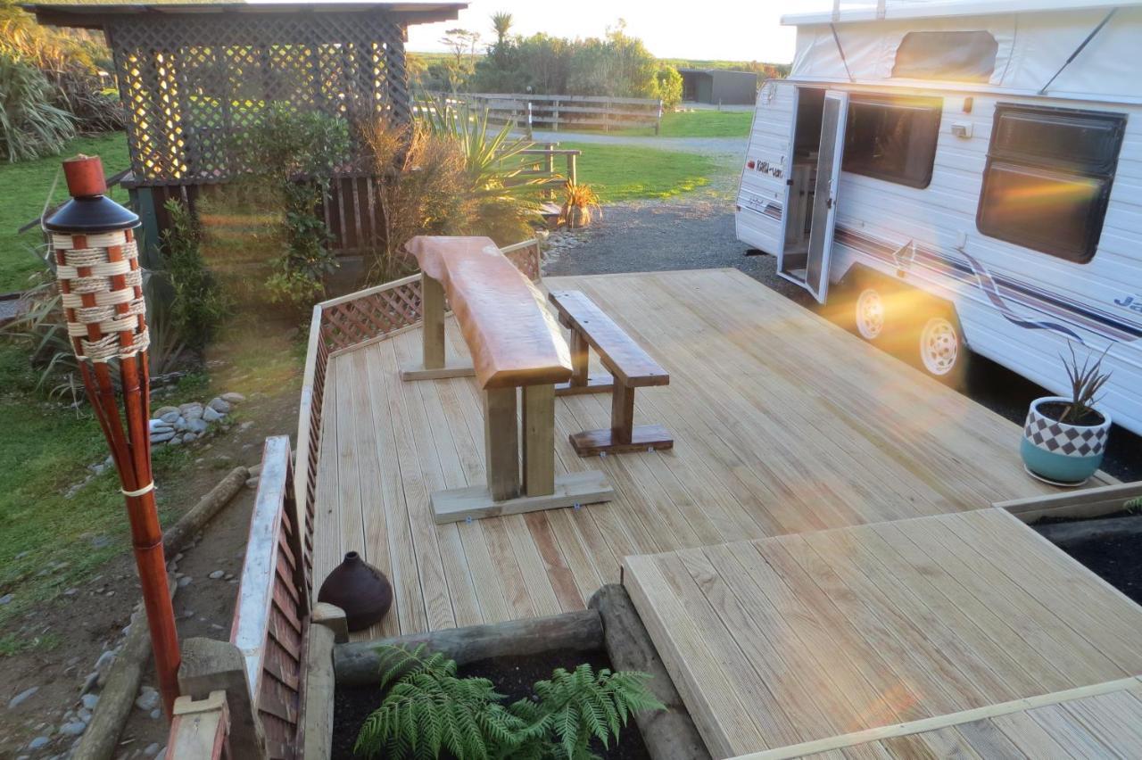 Koru Beachfront Holiday Cabins & Hot Tub 巴里敦 外观 照片