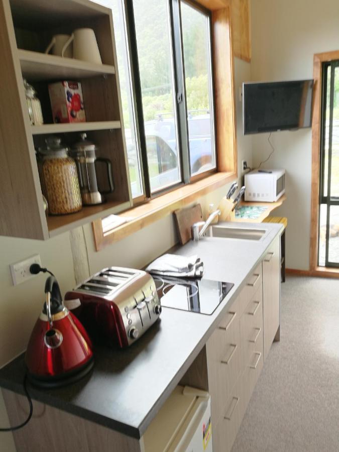 Koru Beachfront Holiday Cabins & Hot Tub 巴里敦 外观 照片